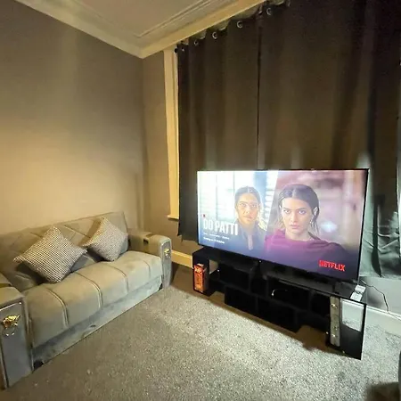 Apartment 30 Percent Off Weekly - 6 Bedroom House - 11 Beds *