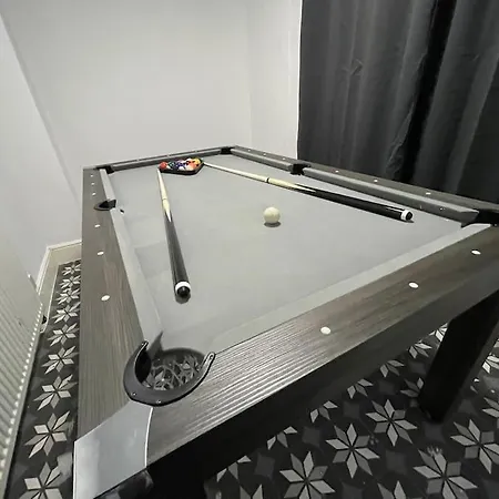 30 Percent Off Weekly - 6 Bedroom House - 11 Beds Blackpool