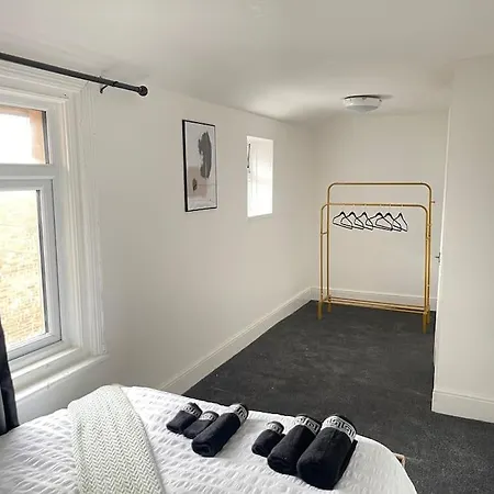 Apartment 30 Percent Off Weekly - 6 Bedroom House - 11 Beds *