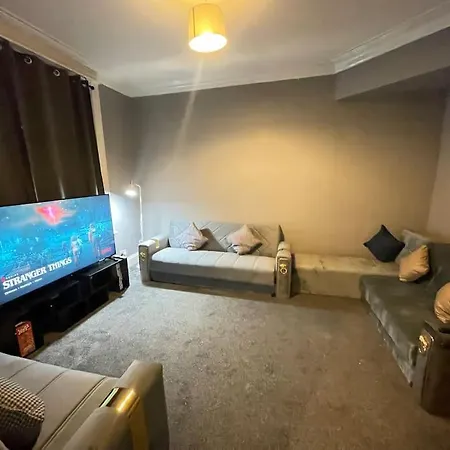 30 Percent Off Weekly - 6 Bedroom House - 11 Beds Apartment Blackpool