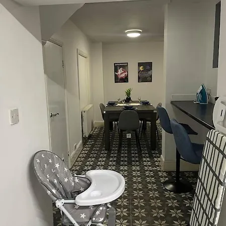 30 Percent Off Weekly - 6 Bedroom House - 11 Beds Blackpool