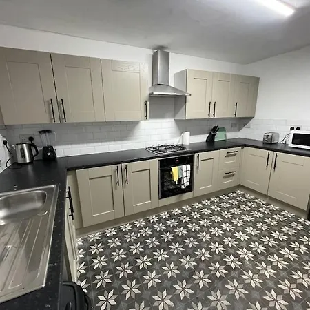 Apartment 30 Percent Off Weekly - 6 Bedroom House - 11 Beds *