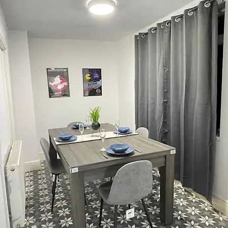 30 Percent Off Weekly - 6 Bedroom House - 11 Beds Apartment Blackpool