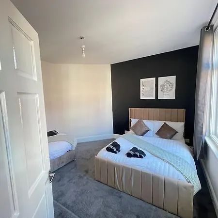 30 Percent Off Weekly - 6 Bedroom House - 11 Beds Apartment *