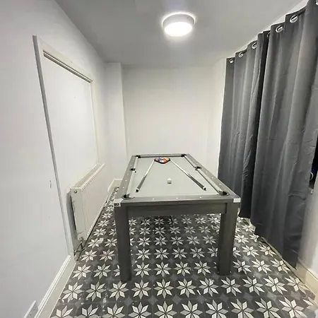 30 Percent Off Weekly - 6 Bedroom House - 11 Beds Blackpool