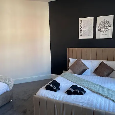 Apartment 30 Percent Off Weekly - 6 Bedroom House - 11 Beds *