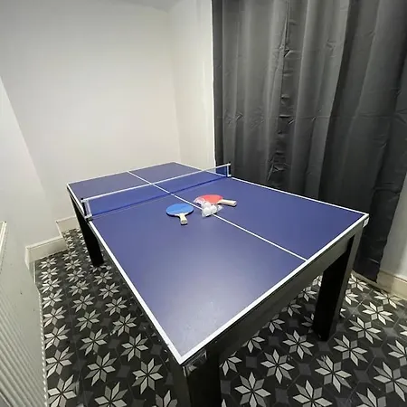 30 Percent Off Weekly - 6 Bedroom House - 11 Beds Apartment Blackpool