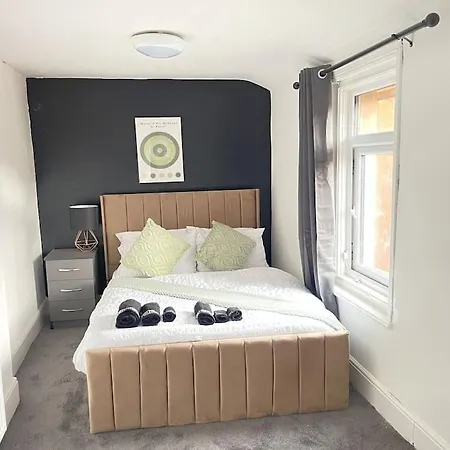 Apartment 30 Percent Off Weekly - 6 Bedroom House - 11 Beds Blackpool