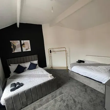 30 Percent Off Weekly - 6 Bedroom House - 11 Beds Blackpool