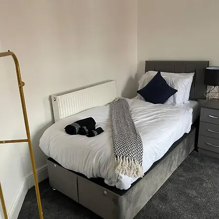 30 Percent Off Weekly - 6 Bedroom House - 11 Beds Blackpool
