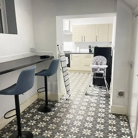 30 Percent Off Weekly - 6 Bedroom House - 11 Beds Apartment