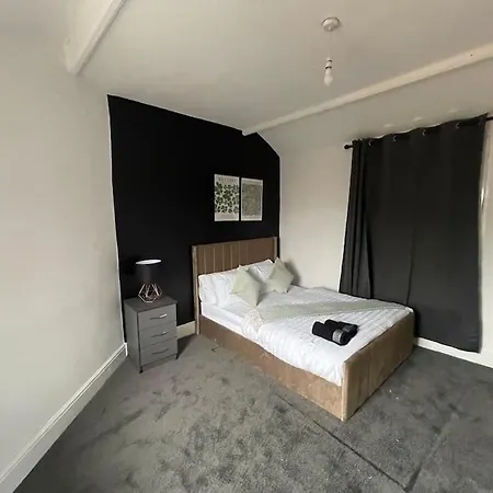Apartment 30 Percent Off Weekly - 6 Bedroom House - 11 Beds *
