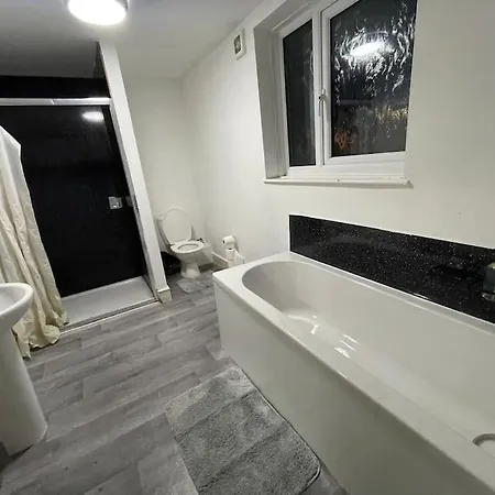 30 Percent Off Weekly - 6 Bedroom House - 11 Beds * Blackpool