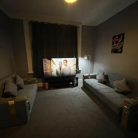 30 Percent Off Weekly - 6 Bedroom House - 11 Beds Blackpool