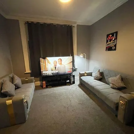 30 Percent Off Weekly - 6 Bedroom House - 11 Beds Blackpool