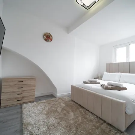 Spacious Duplex - Perfectly Situated In The Heart Of The Apartment *