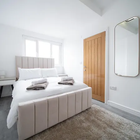 Apartment Spacious Duplex - Perfectly Situated In The Heart Of The *