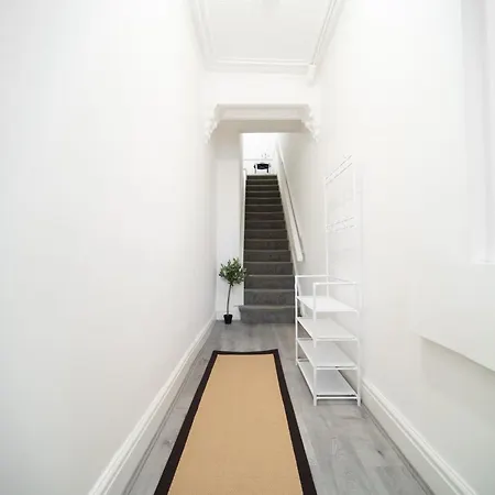 Apartment Spacious Duplex - Perfectly Situated In The Heart Of The