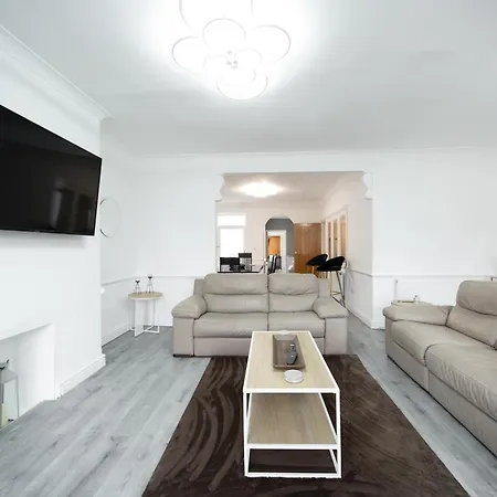 Apartment Spacious Duplex - Perfectly Situated In The Heart Of The *