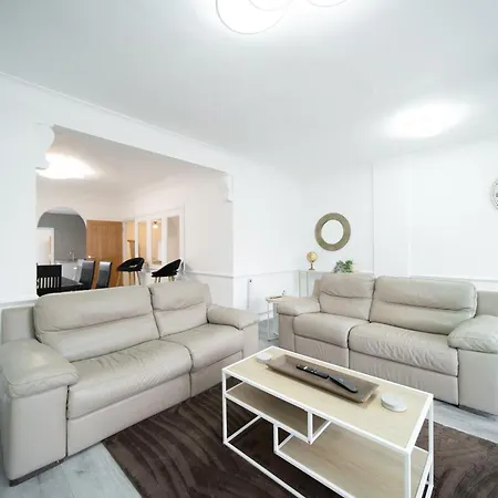 Spacious Duplex - Perfectly Situated In The Heart Of The *
