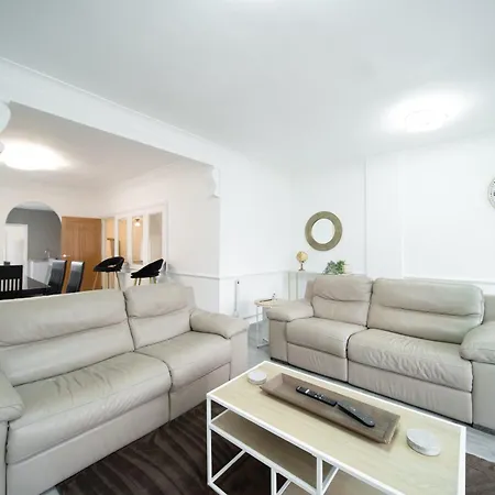 Spacious Duplex - Perfectly Situated In The Heart Of The Apartment