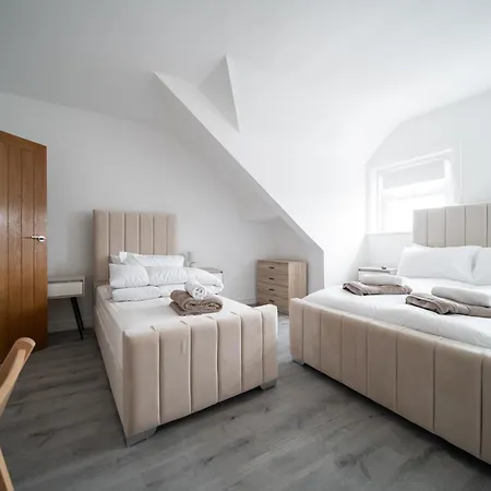 Apartment Spacious Duplex - Perfectly Situated In The Heart Of The