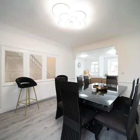 Spacious Duplex - Perfectly Situated In The Heart Of The Blackpool