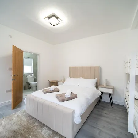 Spacious Duplex - Perfectly Situated In The Heart Of The * Blackpool