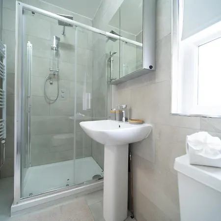 Apartment Spacious Duplex - Perfectly Situated In The Heart Of The