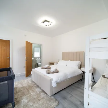 Spacious Duplex - Perfectly Situated In The Heart Of The Apartment *