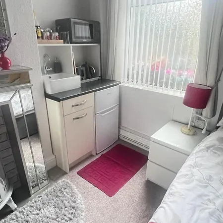 Victoria House - Self Catering Quiet - Adult Singles And Couples Only Гостевой дом *