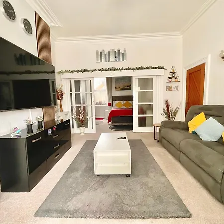 Гостевой дом Victoria House - Self Catering Quiet - Adult Singles And Couples Only *