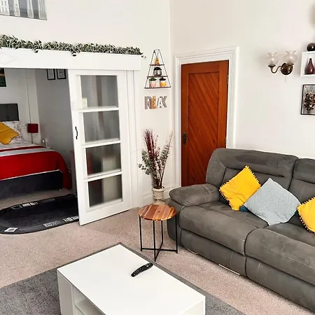 Гостевой дом Victoria House - Self Catering Quiet - Adult Singles And Couples Only Блэкпул