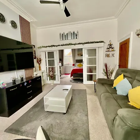 Victoria House - Self Catering Quiet - Adult Singles And Couples Only Гостевой дом