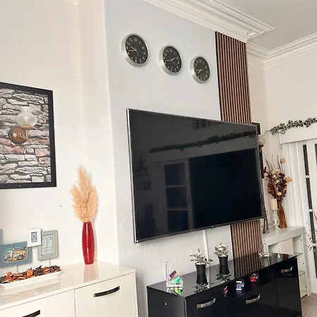 Victoria House - Self Catering Quiet - Adult Singles And Couples Only Гостевой дом Блэкпул