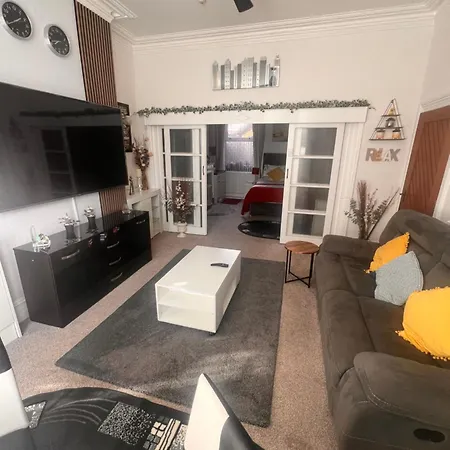 Victoria House - Self Catering Quiet - Adult Singles And Couples Only *