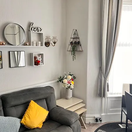 Victoria House - Self Catering Quiet - Adult Singles And Couples Only Блэкпул
