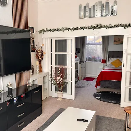 Victoria House - Self Catering Quiet - Adult Singles And Couples Only * Блэкпул