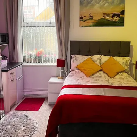 Victoria House - Self Catering Quiet - Adult Singles And Couples Only Гостевой дом