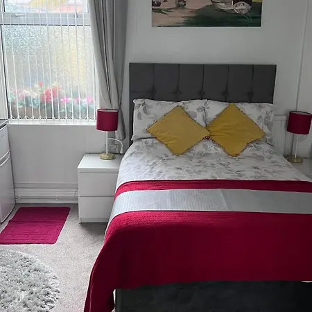 Гостевой дом Victoria House - Self Catering Quiet - Adult Singles And Couples Only