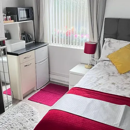 Гостевой дом Victoria House - Self Catering Quiet - Adult Singles And Couples Only *