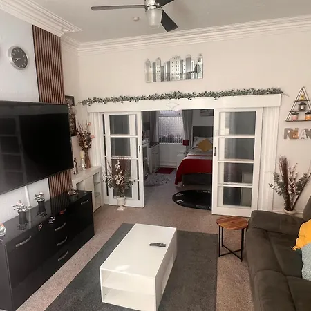 Гостевой дом Victoria House - Self Catering Quiet - Adult Singles And Couples Only Блэкпул