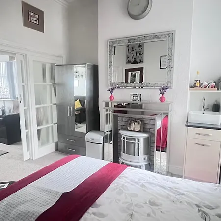 Victoria House - Self Catering Quiet - Adult Singles And Couples Only Blackpool