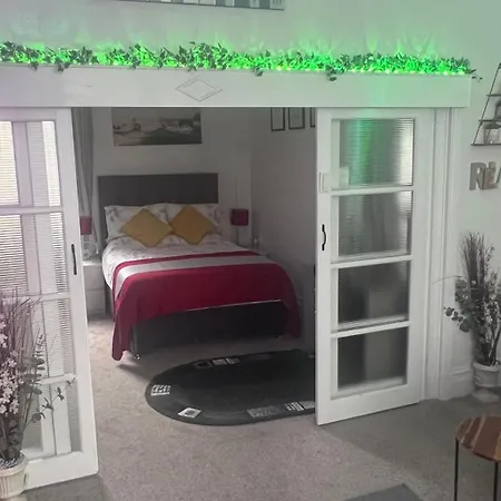 Victoria House - Self Catering Quiet - Adult Singles And Couples Only Gæstehus