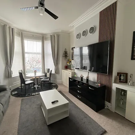Гостевой дом Victoria House - Self Catering Quiet - Adult Singles And Couples Only Блэкпул