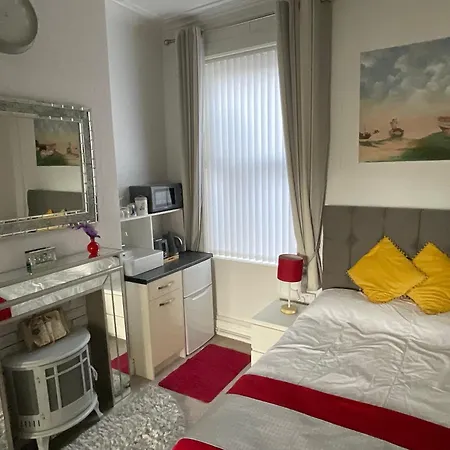 Victoria House - Self Catering Quiet - Adult Singles And Couples Only *