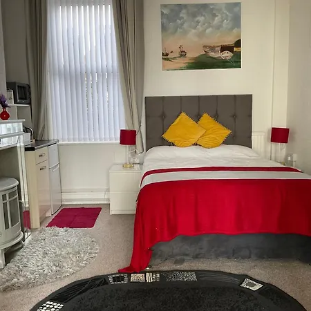 Victoria House - Self Catering Quiet - Adult Singles And Couples Only Блэкпул