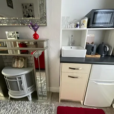 Victoria House - Self Catering Quiet - Adult Singles And Couples Only Гостевой дом Блэкпул