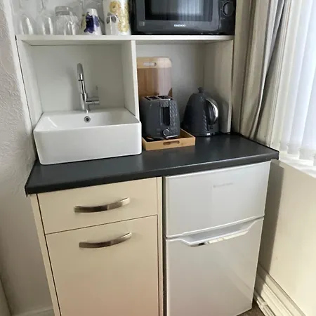 Victoria House - Self Catering Quiet - Adult Singles And Couples Only *