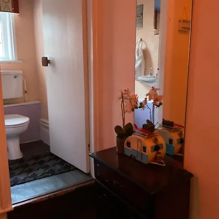 Victoria House - Self Catering Quiet - Adult Singles And Couples Only